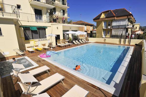 Excelsior Hotel E Appartamenti Лоано Экстерьер фото